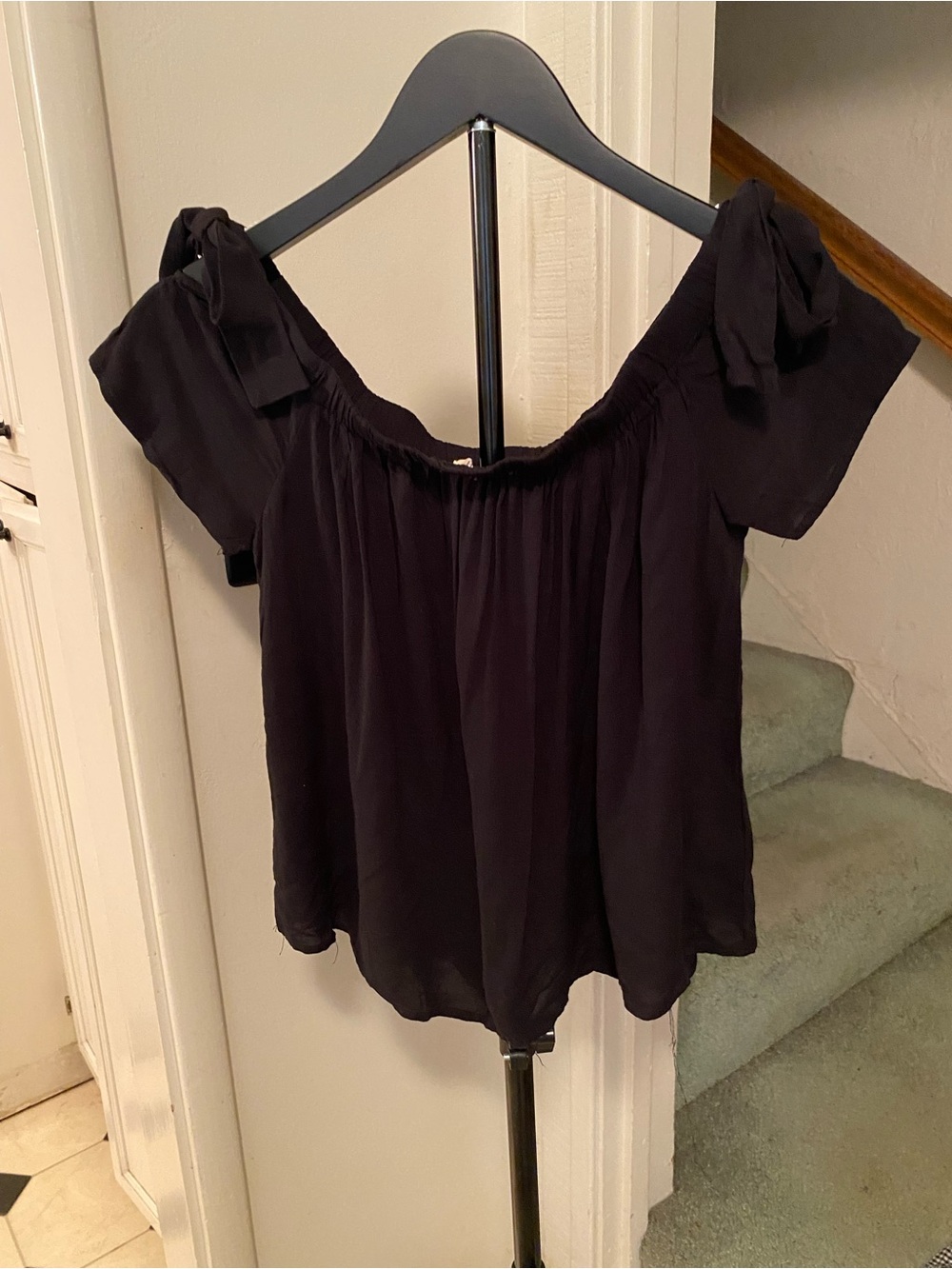 Heart Hips Black On or Off-Shoulder Tie Sleeve Blouse size medium.